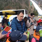 Minister Arčon  skupaj s 500 otroki s pripisom Foto Urad za Slo