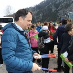 Minister Arčon  skupaj s 500 otroki s pripisom Foto Urad za Slo