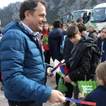 Minister Arčon  skupaj s 500 otroki s pripisom Foto Urad za Slo