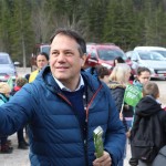 Minister Arčon  skupaj s 500 otroki s pripisom Foto Urad za Slo