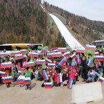 Minister Arčon  skupaj s 500 otroki s pripisom Foto Urad za Slo