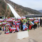 Minister Arčon  skupaj s 500 otroki s pripisom Foto Urad za Slo