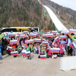 Minister Arčon  skupaj s 500 otroki s pripisom Foto Urad za Slo