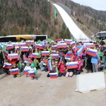 Minister Arčon  skupaj s 500 otroki s pripisom Foto Urad za Slo