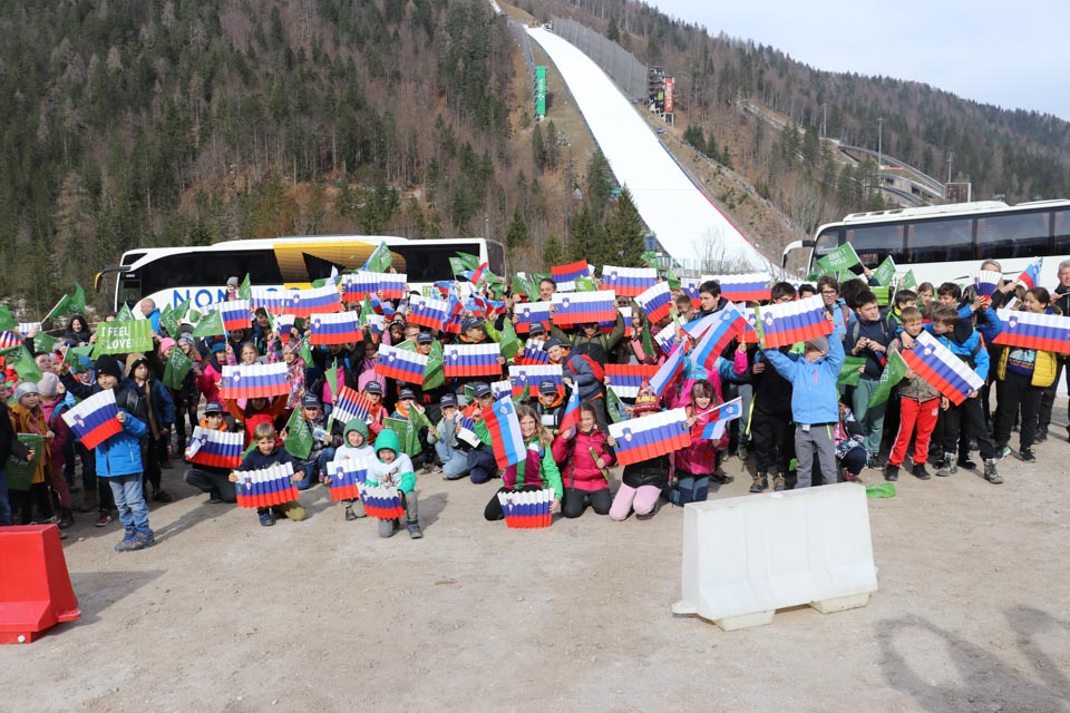 Minister Arčon  skupaj s 500 otroki s pripisom Foto Urad za Slo