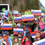 Minister Arčon  skupaj s 500 otroki s pripisom Foto Urad za Slo