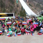 Minister Arčon  skupaj s 500 otroki s pripisom Foto Urad za Slo