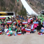 Minister Arčon  skupaj s 500 otroki s pripisom Foto Urad za Slo