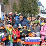 Minister Arčon  skupaj s 500 otroki s pripisom Foto Urad za Slo