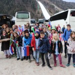 Minister Arčon  skupaj s 500 otroki s pripisom Foto Urad za Slo