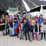 Minister Arčon  skupaj s 500 otroki s pripisom Foto Urad za Slo