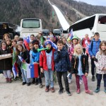 Minister Arčon  skupaj s 500 otroki s pripisom Foto Urad za Slo