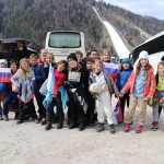 Minister Arčon  skupaj s 500 otroki s pripisom Foto Urad za Slo