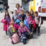 Minister Arčon  skupaj s 500 otroki s pripisom Foto Urad za Slo