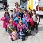 Minister Arčon  skupaj s 500 otroki s pripisom Foto Urad za Slo