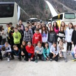 Minister Arčon  skupaj s 500 otroki s pripisom Foto Urad za Slo