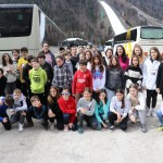 Minister Arčon  skupaj s 500 otroki s pripisom Foto Urad za Slo