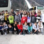 Minister Arčon  skupaj s 500 otroki s pripisom Foto Urad za Slo