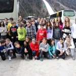 Minister Arčon  skupaj s 500 otroki s pripisom Foto Urad za Slo